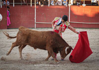 Víctor Cerrato cuaja una tarde rotunda de cuatro orejas y un rabo y Manuel Caballero lo acompaña a hombros con dos y otro rabo en Dosbarrios